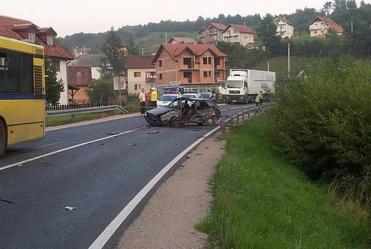 U sudaru autobusa i Golfa na M-17 teško ozlijeđena jedna osoba