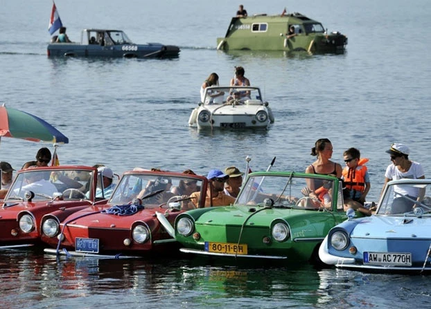 VIDEO: Švicarsko jezero puno automobila, terenaca i kamioneta