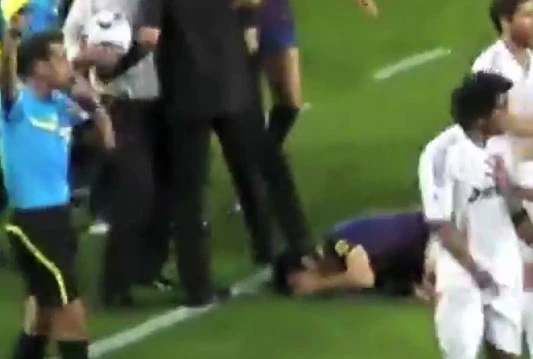 Mourinho nogom stao Cescu na glavu