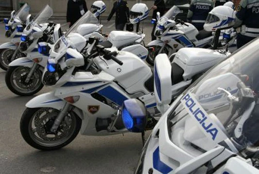 Caddyem udario policajca na motociklu, dvije osobe ozlijeđene