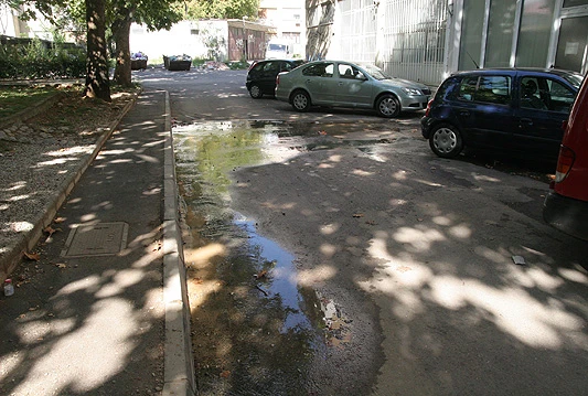 Na Strelčevini, uslijed kvara, voda danima otječe