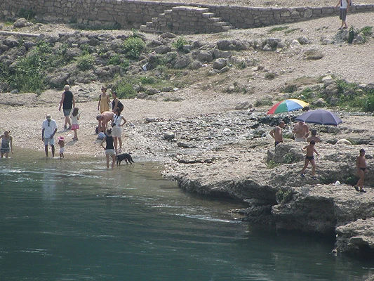 Subota u Mostaru: Ispijanje kava, šetnja, kupanje ...