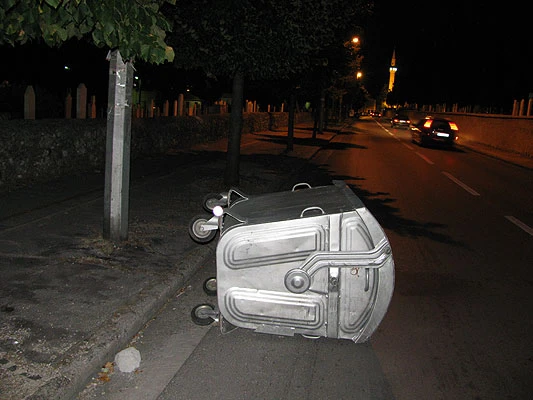 Kontejner na cesti, a ulica u mraku