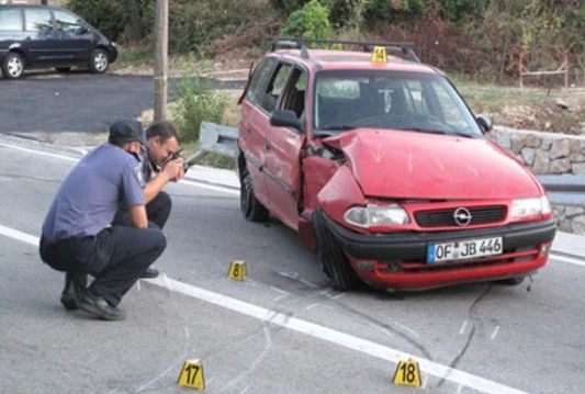 Pijana djevojka vozila 8 ljudi u Opelu, 4 ih ispalo iz vozila, dvoje mladih se bori za život