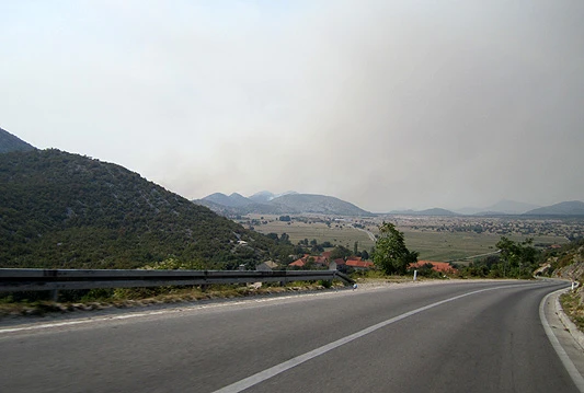 Pustoš oko Trebinja, vatrena stihija i dalje aktivna; Kiša ugasila vatru kod Livna