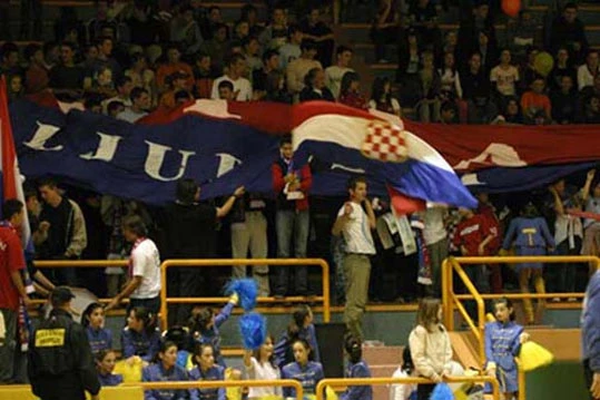 Uprava Hrvatskog rukometnog kluba Izviđač zabranila hrvatske zastave na tribinama!
