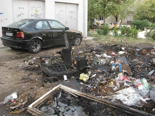 Vatra u Zvonimirovoj ulici oštetila 2 automobila