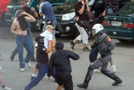 Navijači uz pomoć redara na policiju