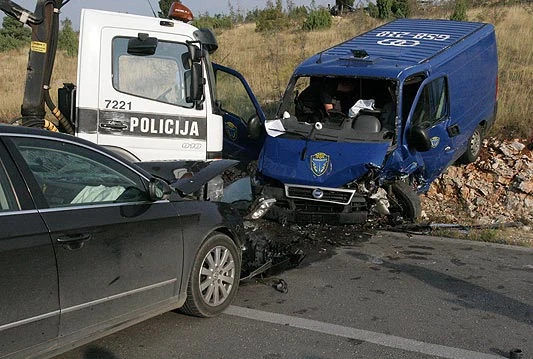 Vozač osobnog automobila poginuo u sudaru s kombijem
