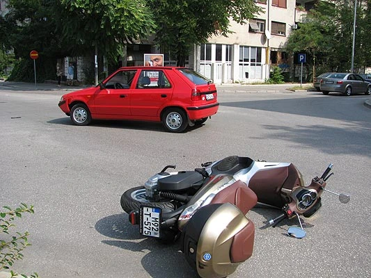 Sudar motocikla i Škode na raskrižju, jedna osoba ozlijeđena
