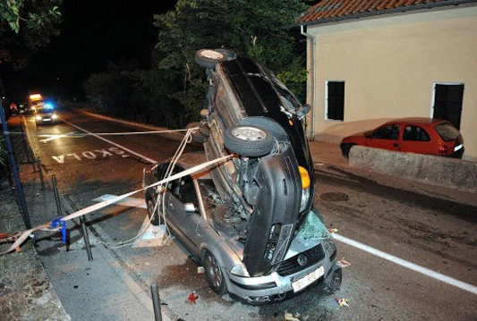Jedna osoba poginula, a 5 ozlijeđeno u sudaru tri automobila