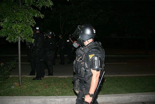 Velež vodio Pod Bijelim Brijegom, navijači napali policiju bocama