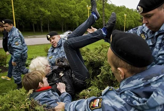 Moskovsku gay paradu spriječila policija i protivnici, uhićeno 40 osoba