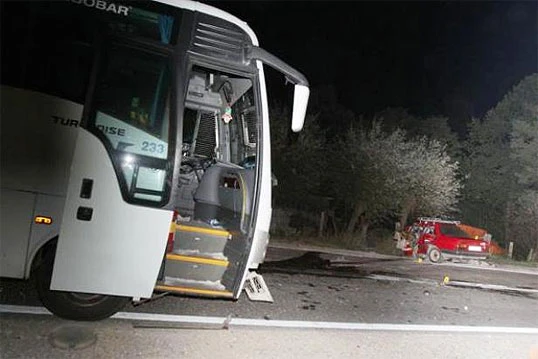 Stravična prometna nesreća na putu Tuzla - Zvornik; Poginula 6-člana obitelj