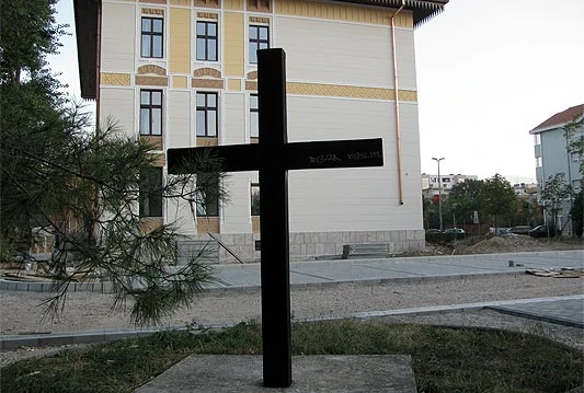 Križ pored nove Vijećnice: Za Ćupinu skandal, za Bešlića spomenik
