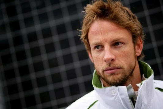 Button ispred Alonsa i Vettela