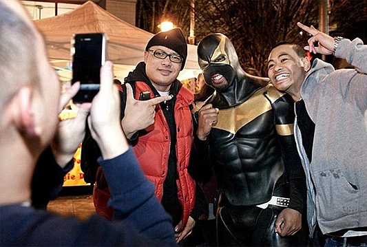 VIDEO: Samoproglašeni superheroj završio u zatvoru!