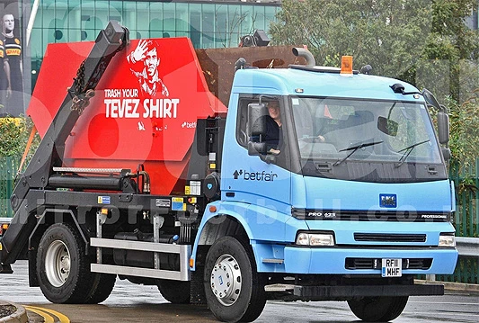 Navijači Citya i Uniteda ujedinjeni u mržnji prema Carlosu Tevezu