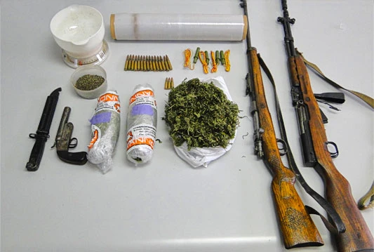 Zaplijenjena marihuana, dvije puške, kubura i bajuneta