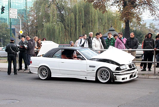BMW se 'raspao' na cesti