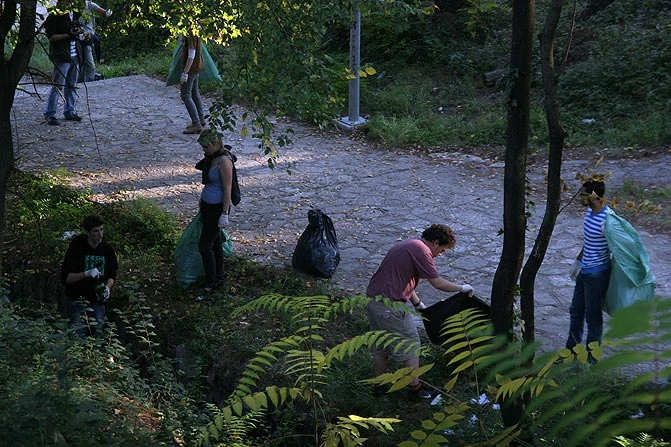 Učenici Koledža ujedinjenog svijeta čistili Mostar
