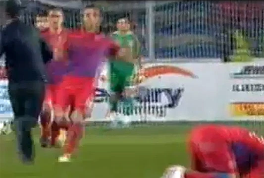 Huligan utrčao u teren i nokautirao nogometaša Steaue, za kaznu ga suigrači iscipelarili!