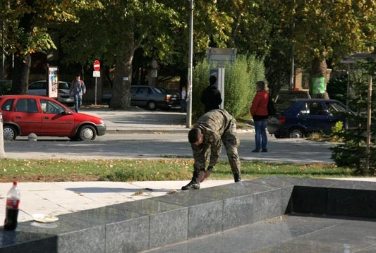 Vojska čistila spomenik na Rondou
