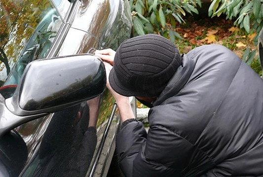 Maloljetnici od 12 i 14 godina ukrali dva automobila; Radnici kladionice oteto 2000 KM