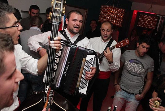Tamburaški sastav ERO u BaZZa Lounge Baru