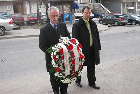 Kebo položio cvijeće ispred spomenika antifašizma u Mostaru