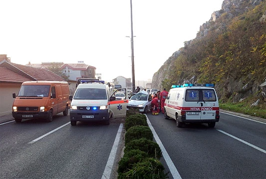 Dvije osobe ozlijeđene u sudaru automobila u Mahali