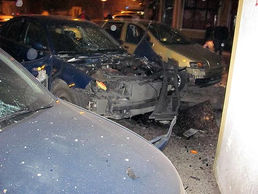 Automobil dignut u zrak