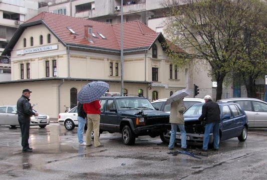 Kod hotela Ero sudarili se Jeep i Golf 3