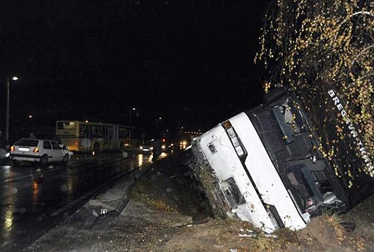 Nakon sudara autobus Bregava transa završio u kanalu, 3 osobe ozlijeđene