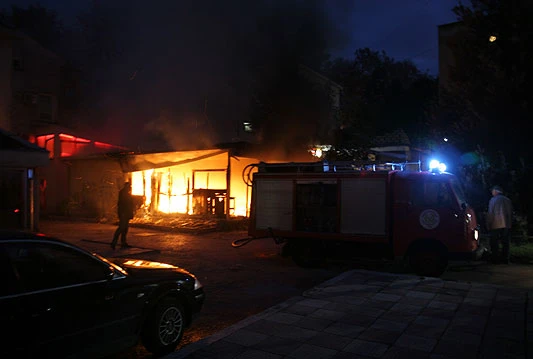 Izgorio ugostiteljski objekt i osobno vozilo