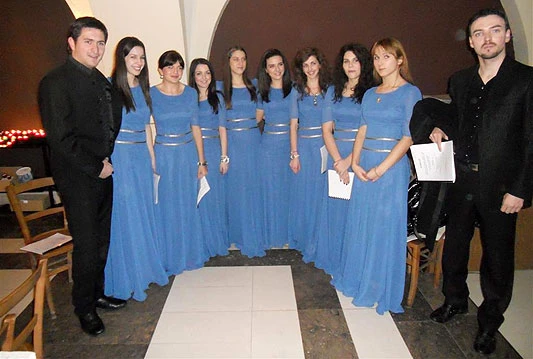 Klapa Drača pjevala na Misi Hrvatske katoličke zajednice u Parizu