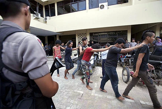 Pogledajte kako je indonezijska policija stala pankerima na kraj