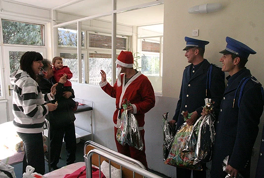 Pripadnici Oružanih snaga BiH podijelili paketiće djeci na odjelu Pedijatrije SKB Mostar