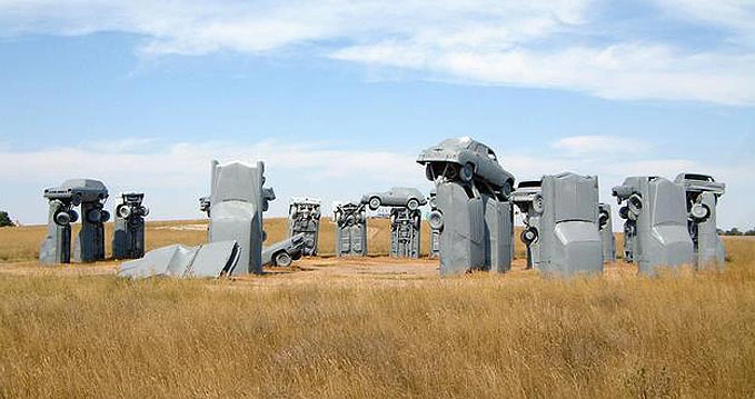 Replika Stonehengea napravljena od automobila