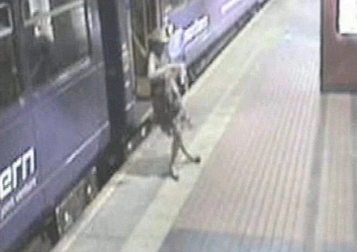 VIDEO: Britanska policija objavila snimku pijane žene koja pada pod vlak