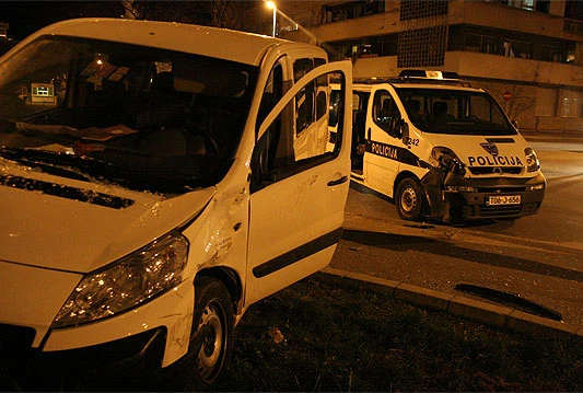 Sudar dva kombija kod Galerije Virus