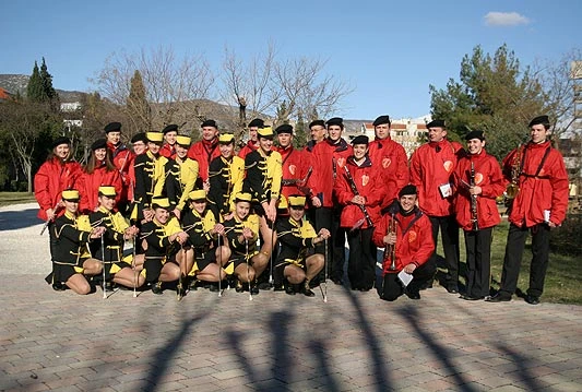Upriličena promenada Hrvatske glazbe Mostar i Mostarskih mažoretkinja