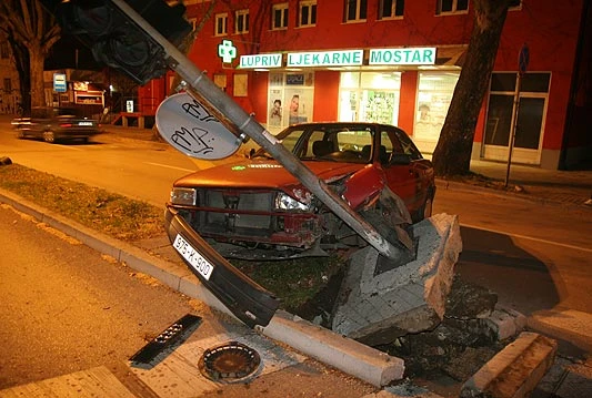 Audijem u semafor kod 'Spajalice', jedna osoba ozlijeđena