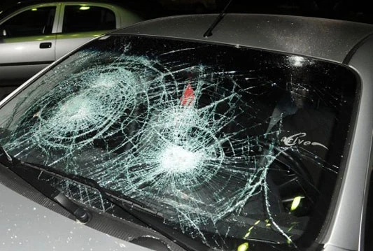 Mladić u Dretelju ciglom oštetio 10-ak automobila