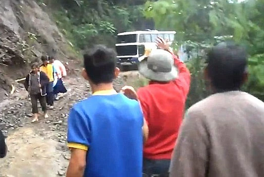 Šokantna snimka pada autobusa na bolivijskoj cesti smrti