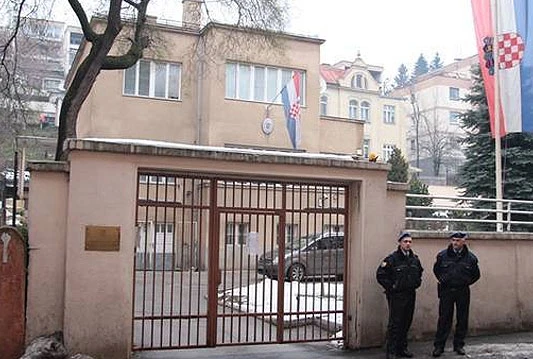 Preminuo muškarac koji se spalio ispred veleposlanstva Hrvatske u Sarajevu
