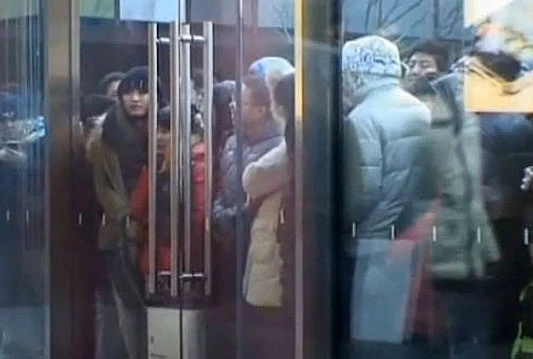 VIDEO: Kinezi bacali jaja na trgovinu kada su saznali da su uzalud čekali novi iPhone