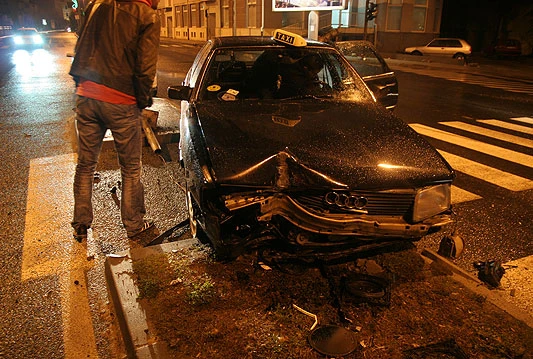 Na Bulevaru Audijem udario u znak i semafor, jedna osoba ozlijeđena
