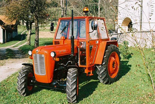 Prosvjedno okupljanje radnika, traktorima blokirali zgradu općine u Trebinju