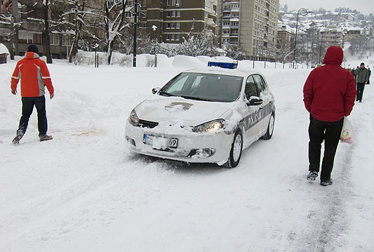 Hrvatski državljanin poginuo dok je pokušavao vozilo izvući iz snijega